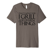 Ladda upp bild till gallerivisning, THAT'S WHAT I DO I GRILL AND I KNOW THINGS T-Shirt 305644
