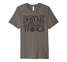 Ladda upp bild till gallerivisning, THAT'S WHAT I DO I INSTALL PLUMBING AND I KNOW THINGS Shirt 1192335
