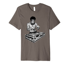 Ladda upp bild till gallerivisning, T-shirt Dj bruce, by bruce Dj tee shirt Premium T-Shirt 171514
