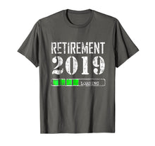 Ladda upp bild till gallerivisning, Retirement 2019 Loading T-Shirt 1156126
